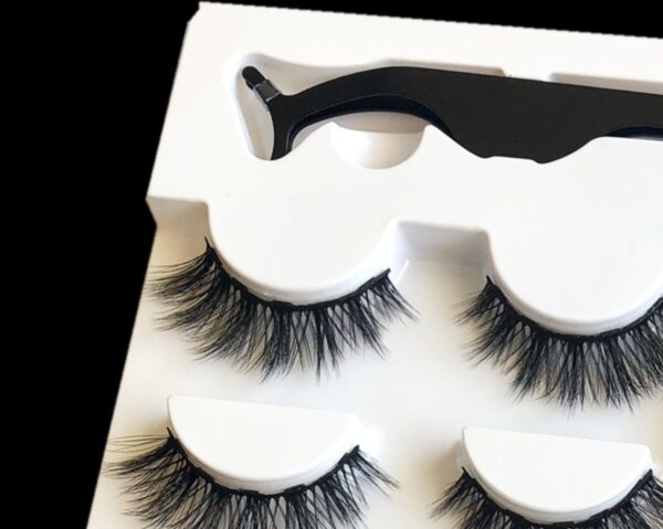 A Pair Of False Eyelashes With Magnets In Fashion - Image 3